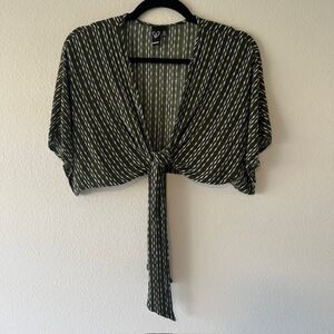Windsor Short Sleeve Tie Front Crop Top Size S Green White Pattern